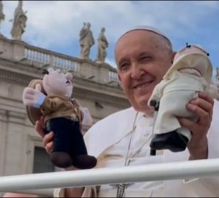 Papa Francisco con Dr. Simis.