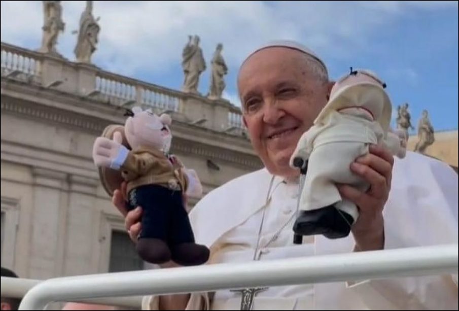 Papa Francisco con Dr. Simis.