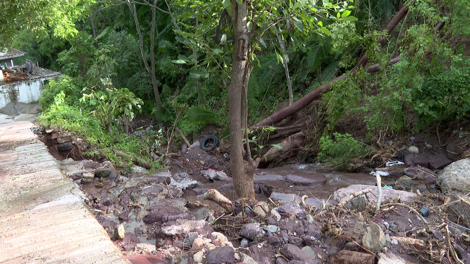 Río en la colonia Paso ancho