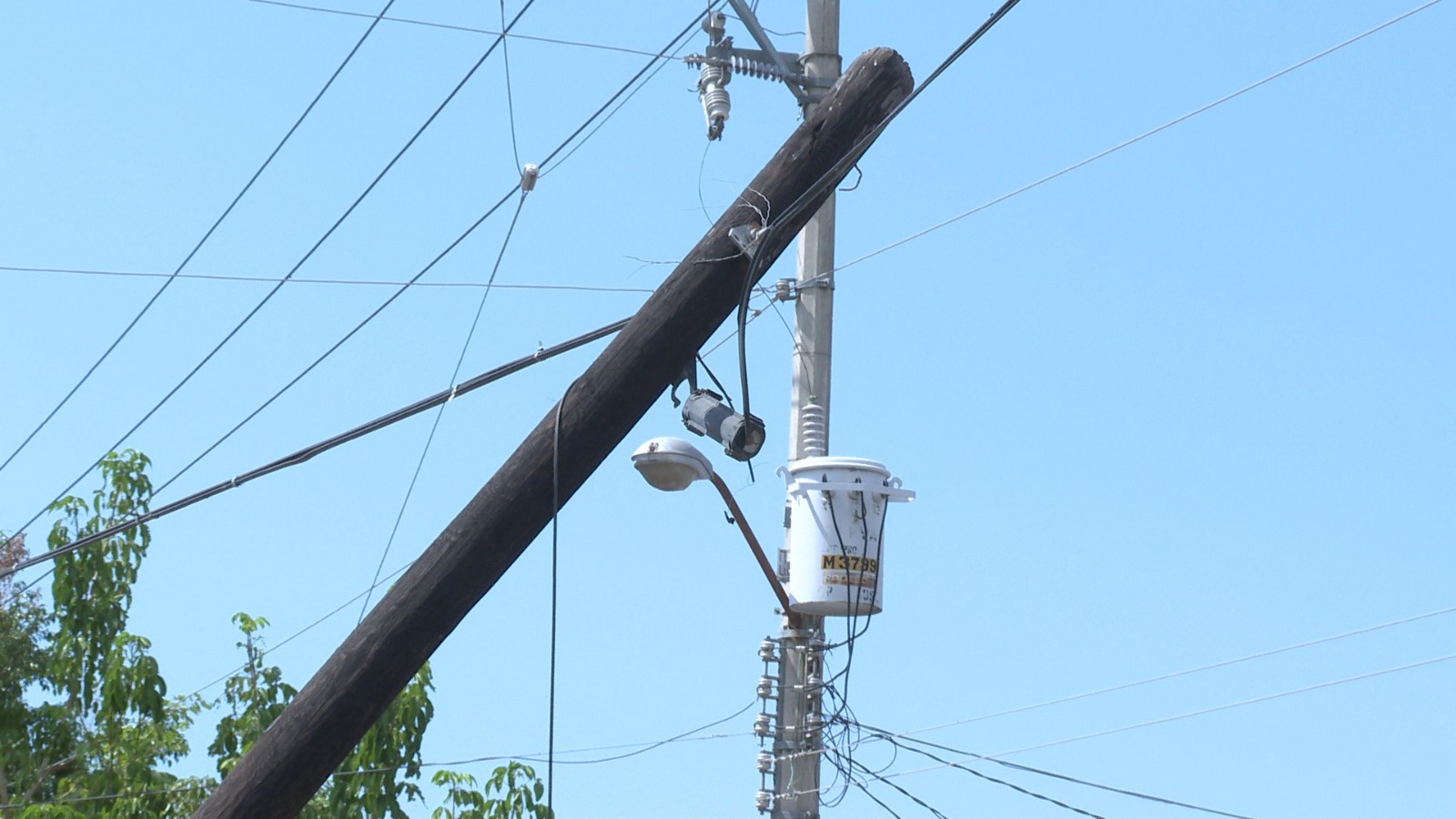 poste enredado en cables