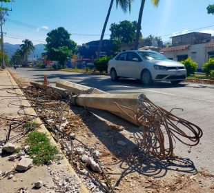 Poste caído en la avenida Prisciliano Sánchez