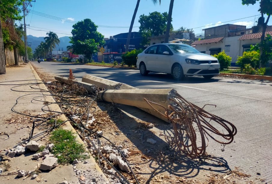 Poste caído en la avenida Prisciliano Sánchez