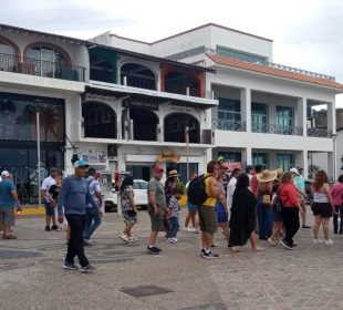 Pese a la peligrosidad, algunas empresas decidieron llevar visitantes a diferentes puntos del municipio