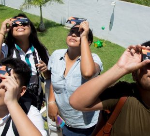 Personas con lentes para eclipse