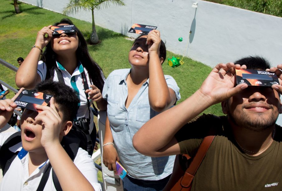 Personas con lentes para eclipse