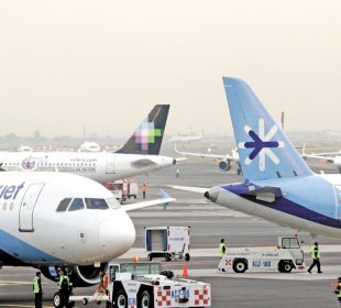 Aviones de Interjet en la pista del aeropuerto