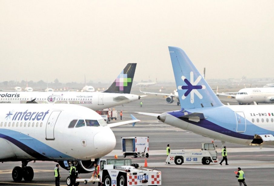 Aviones de Interjet en la pista del aeropuerto