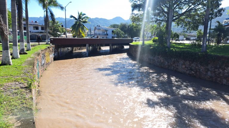 Río volviendo con cause normal tras desbordamiento