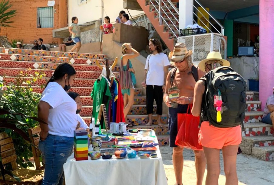 Turistas disfrutan de Cabo Corrientes