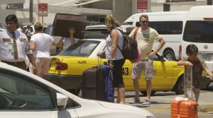 Turistas esperando taxi en Puerto Vallarta