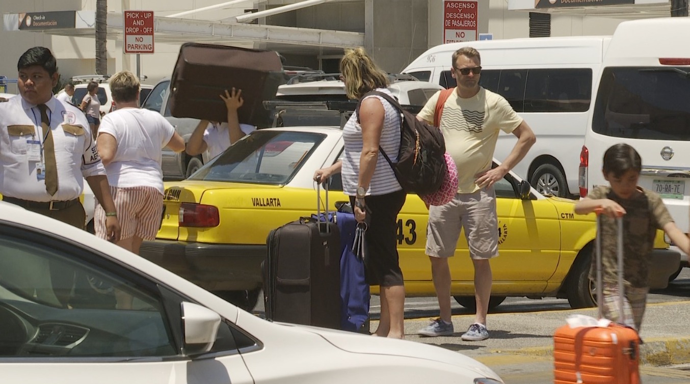 Turistas esperando taxi en Puerto Vallarta