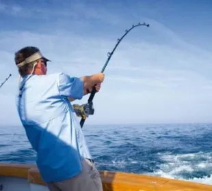 Turista pescando en el mar