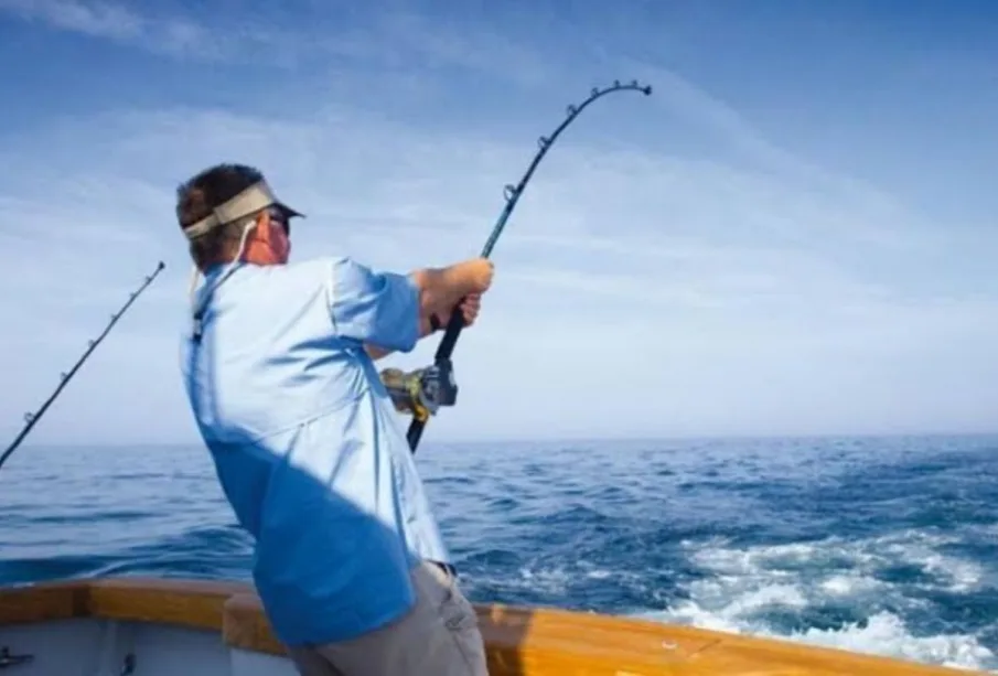 Turista pescando en el mar