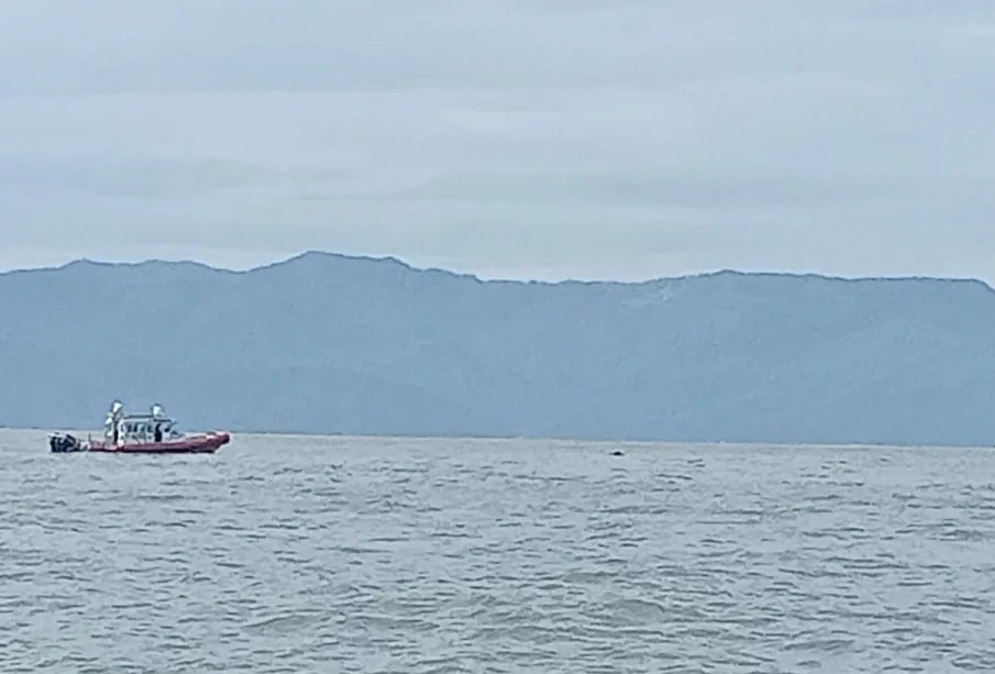 Cuerpo flotando en el mar