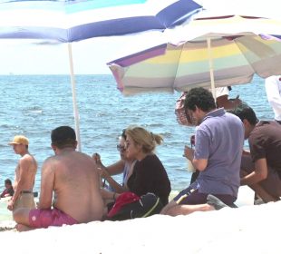 Turistas en la playa de Puerto Vallarta