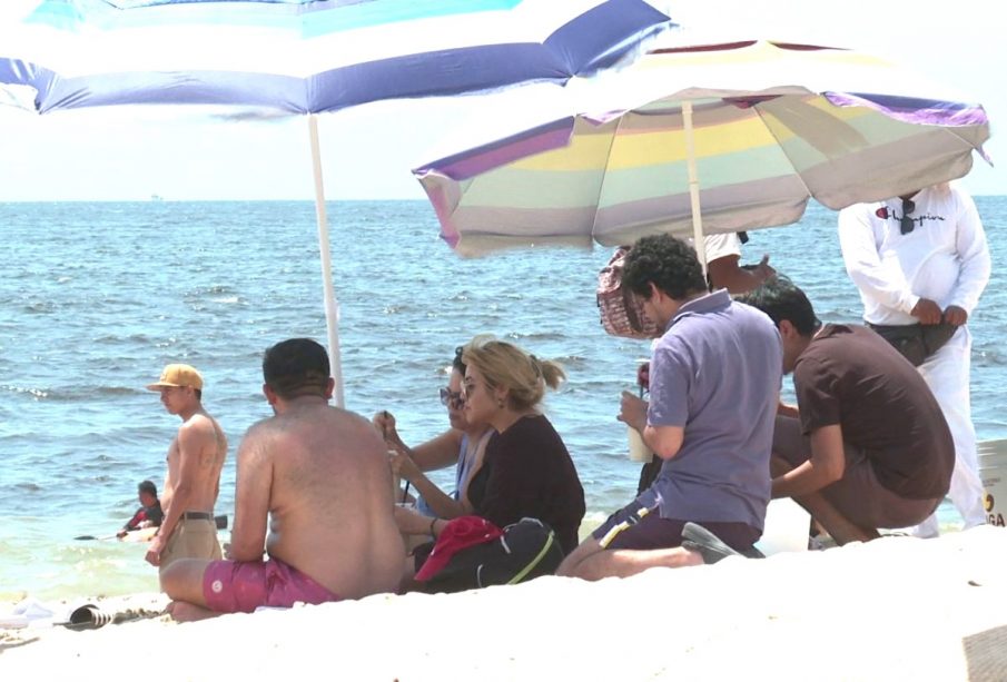 Turistas en la playa de Puerto Vallarta