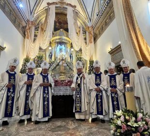 Sacerdotes en coronación de la Virgen del Rosario