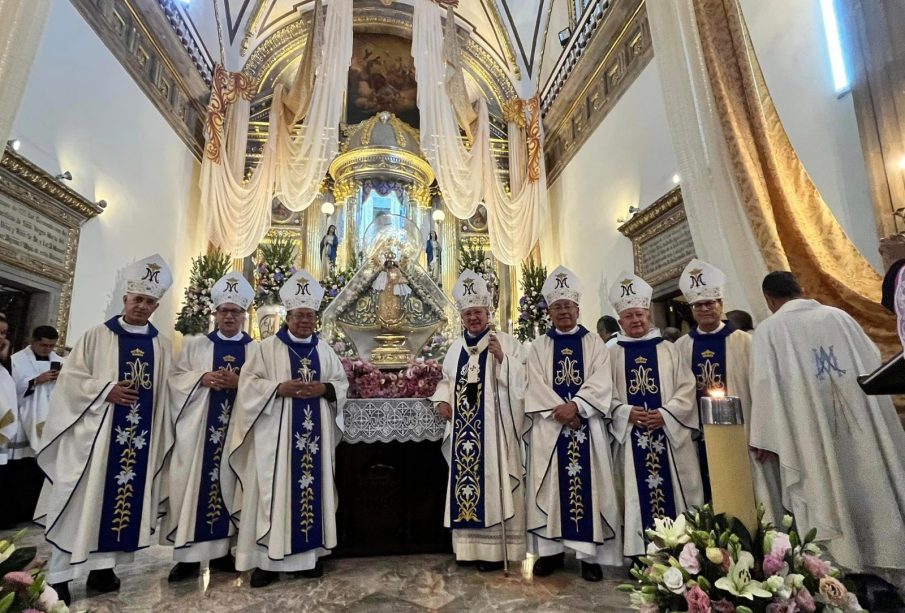 Sacerdotes en coronación de la Virgen del Rosario