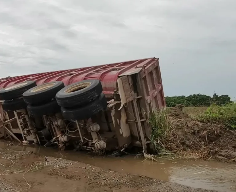 Camión volcado en canal riego