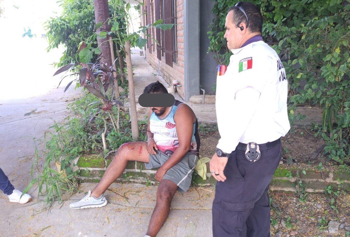 Joven cayó de motociclista y está raspado