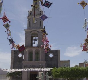 Iglesia en plaza de Bahía de Banderas