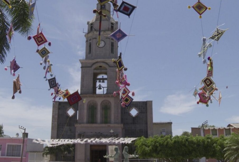 Iglesia en plaza de Bahía de Banderas