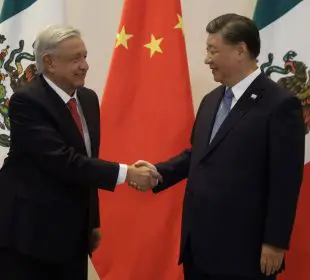 AMLO estrechando mano con Xi Jinping