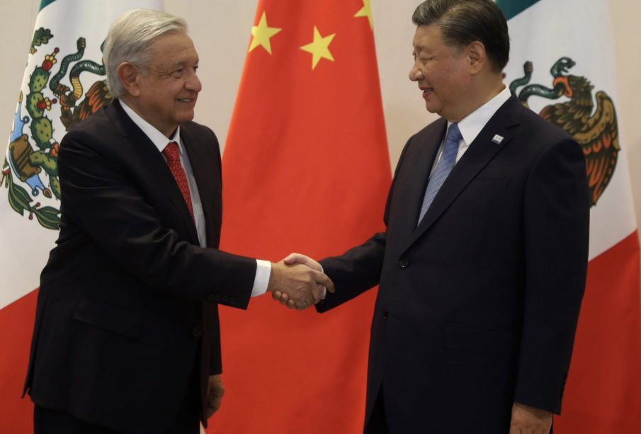 AMLO estrechando mano con Xi Jinping