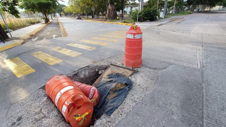 Alcantarilla abierta y señada con trafitambos