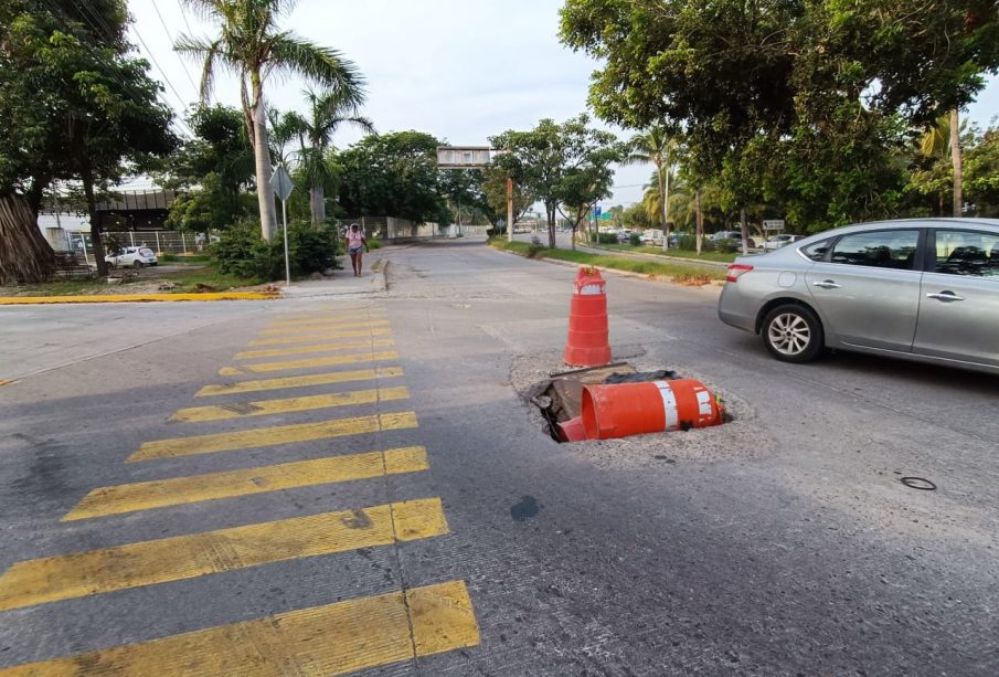 Alcantarilla riesgosa en cruce vial