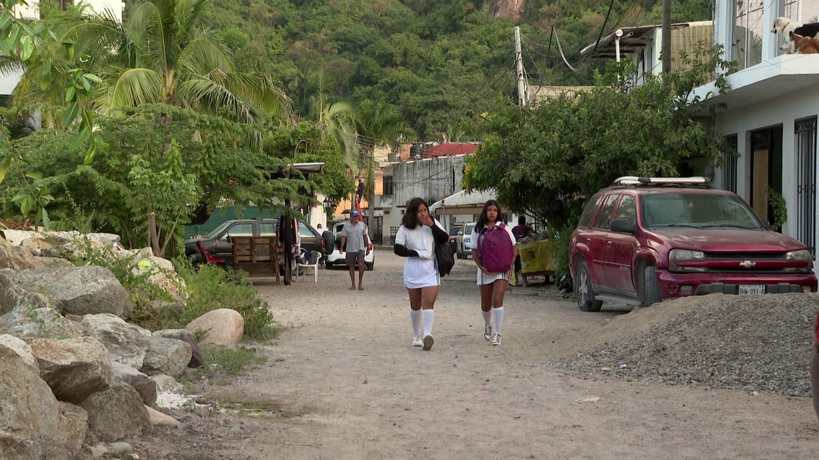 Alumnas caminando por calle