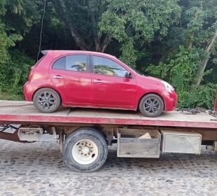 Auto recuperado en la carretera Barra de Navidad