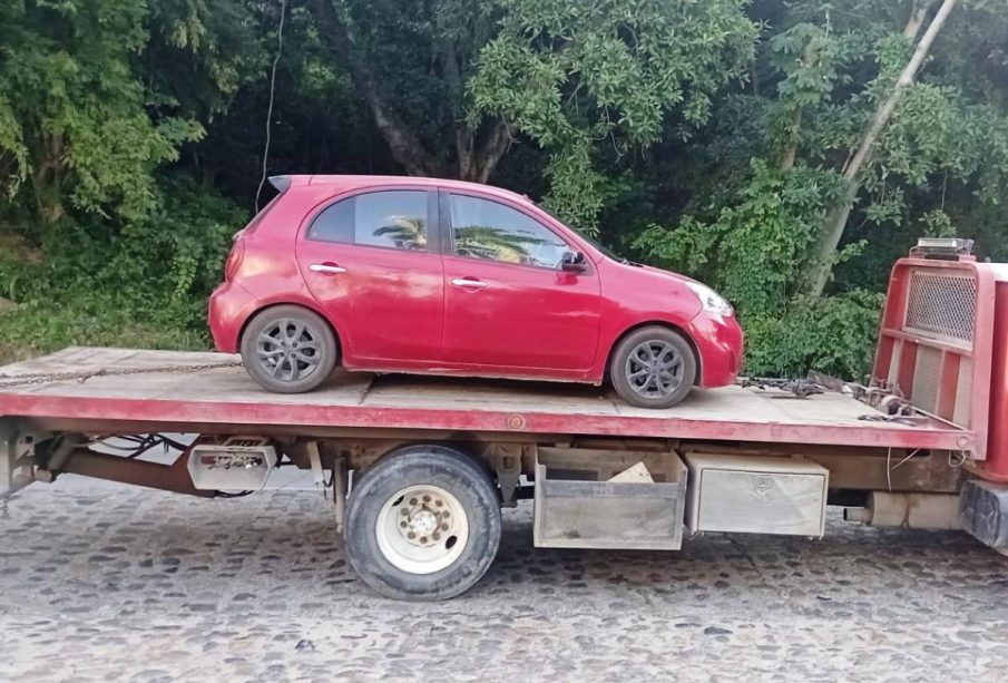 Auto recuperado en la carretera Barra de Navidad