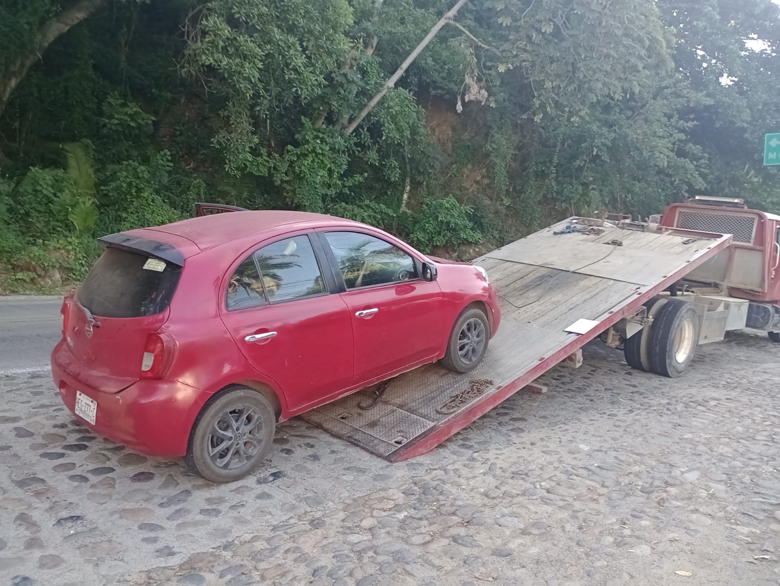 Auto rojo recuperado en carretera Barra de Navidad