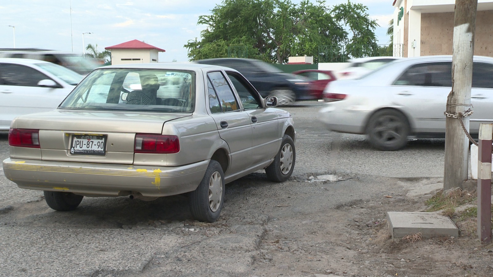 Automóvil pasando por bache