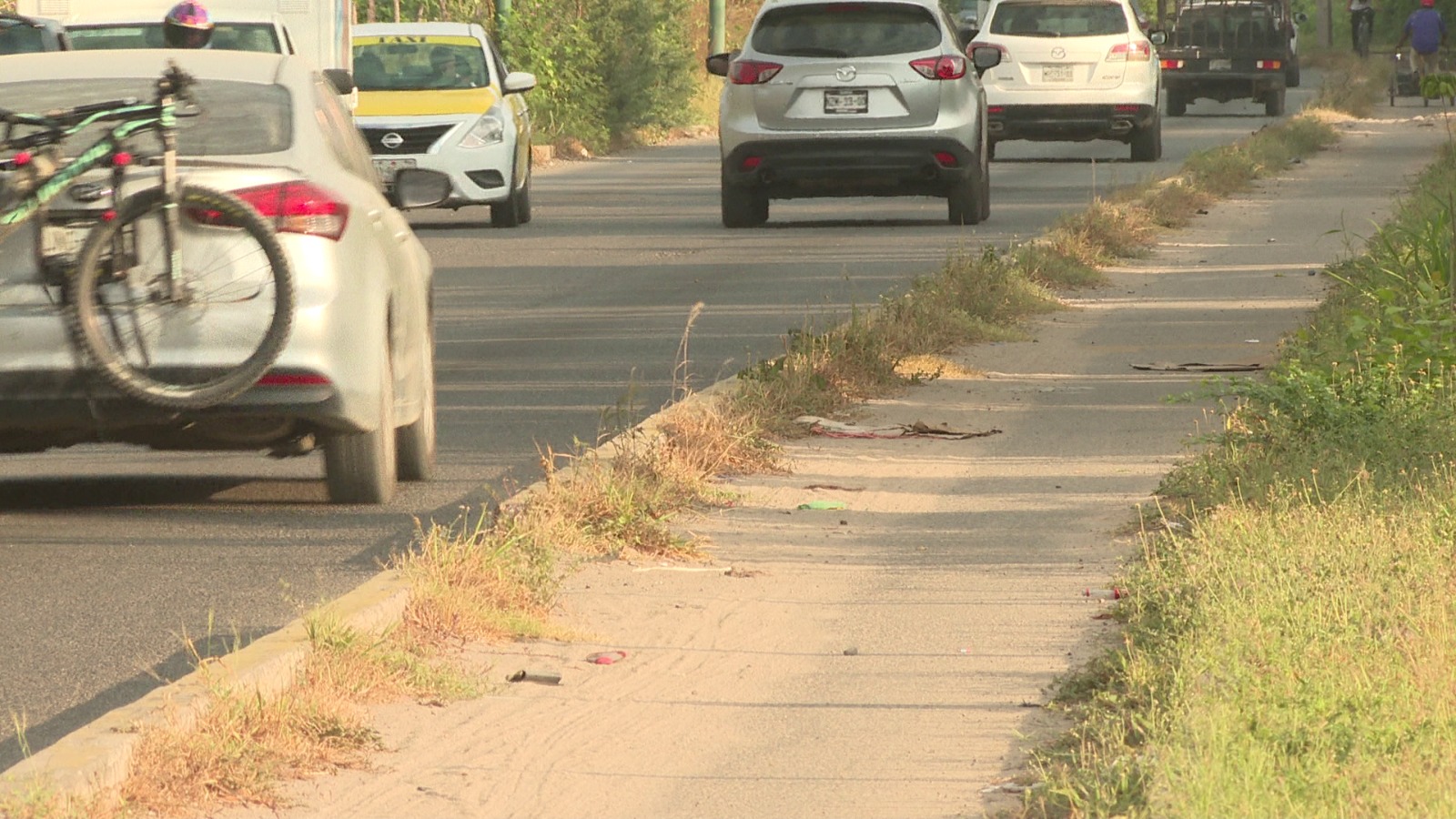 Autos pasando por la Avenida México