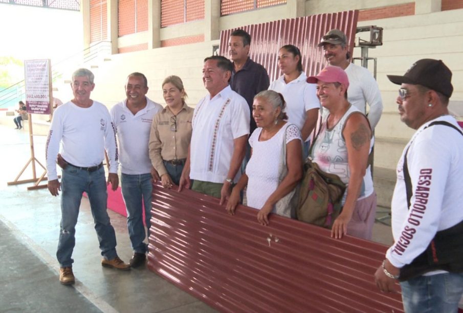 Ayuntamiento de Puerto Vallarta entregando láminas a familias
