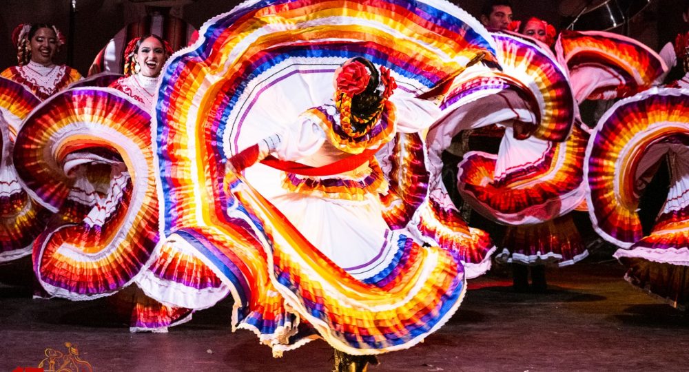 Bailarinas del Grupo Folclórico Vallarta Azteca danzando