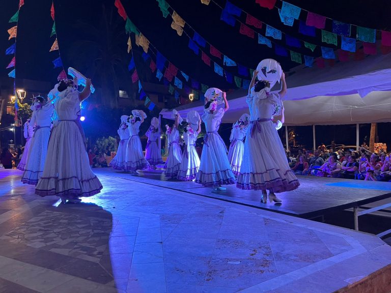 Ballet Folklorico participando en las fiestas de la Divina Providencia