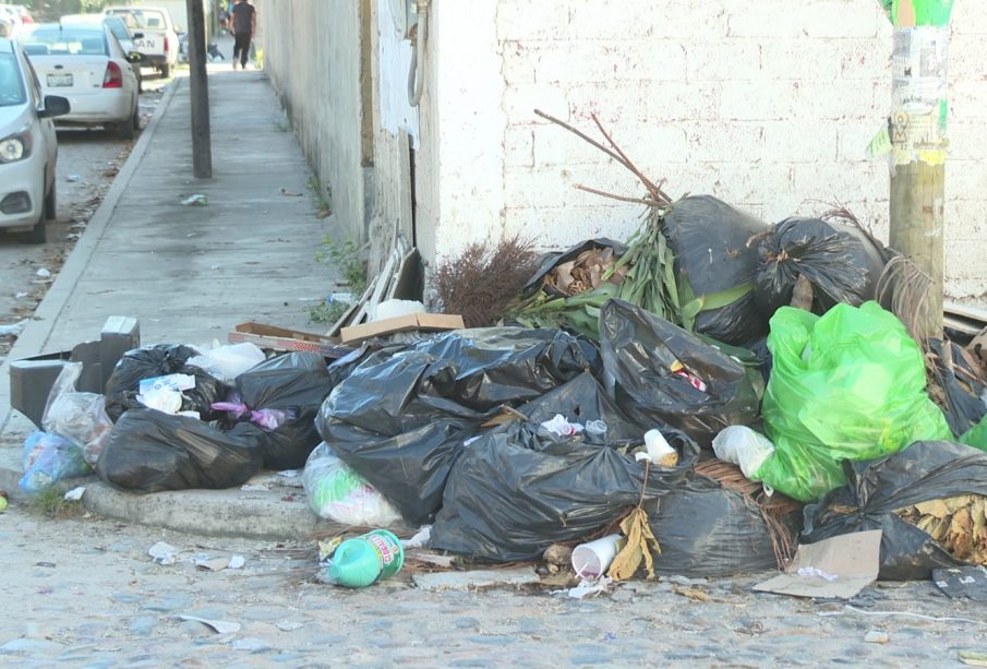 Basura acomullada en esquina de banquetas