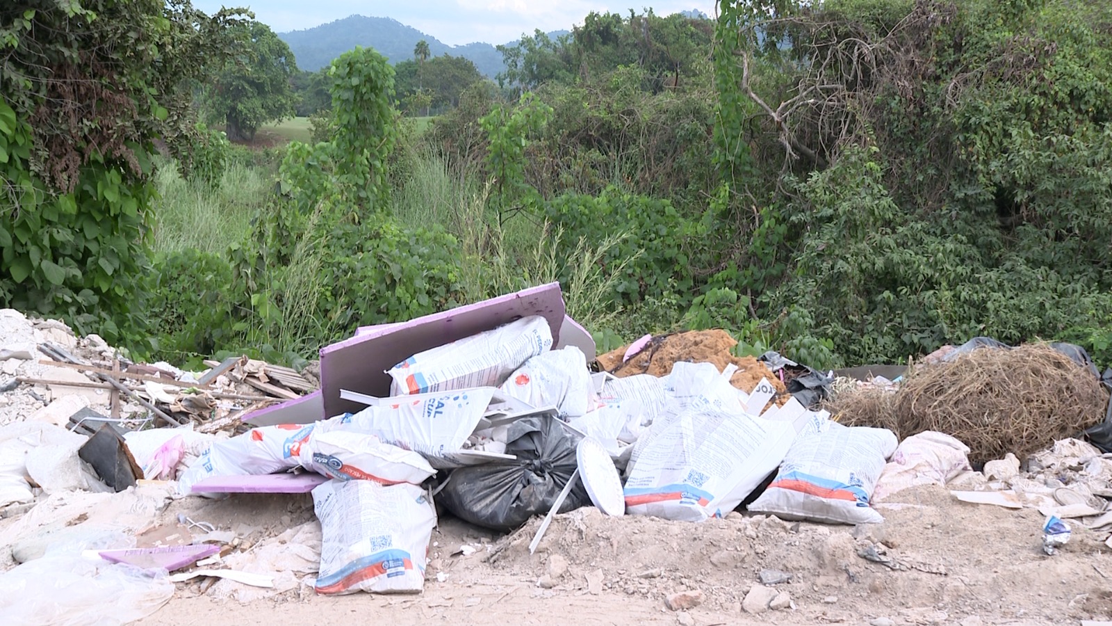 Basura acumulada en brecha Amapola