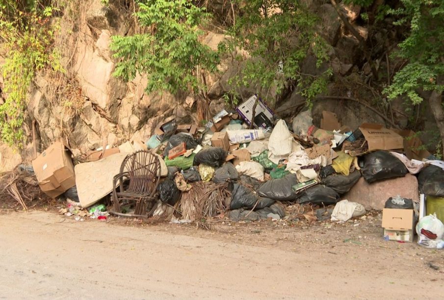 Basura en calle de El Caloso