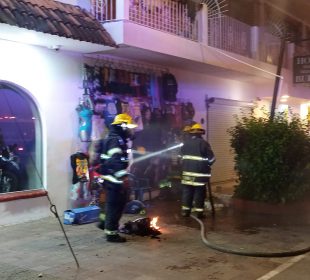 Bomberos en local incendiado