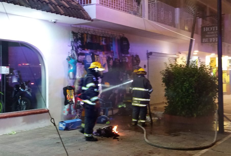 Bomberos en local incendiado