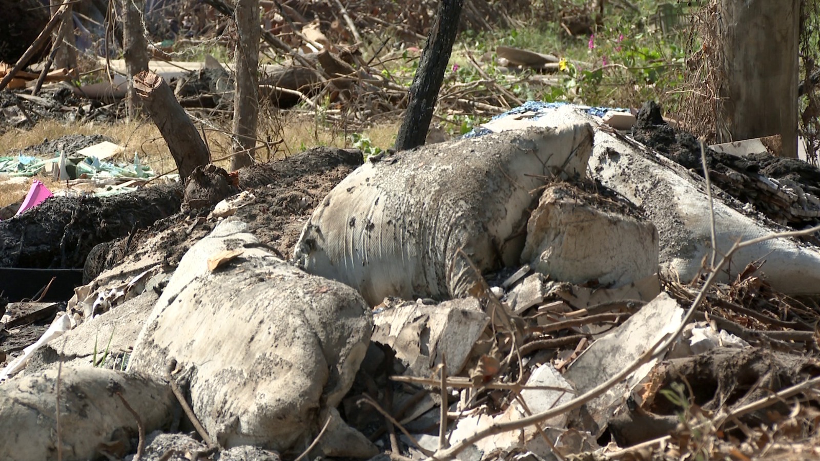 Bultos de escombro y basura