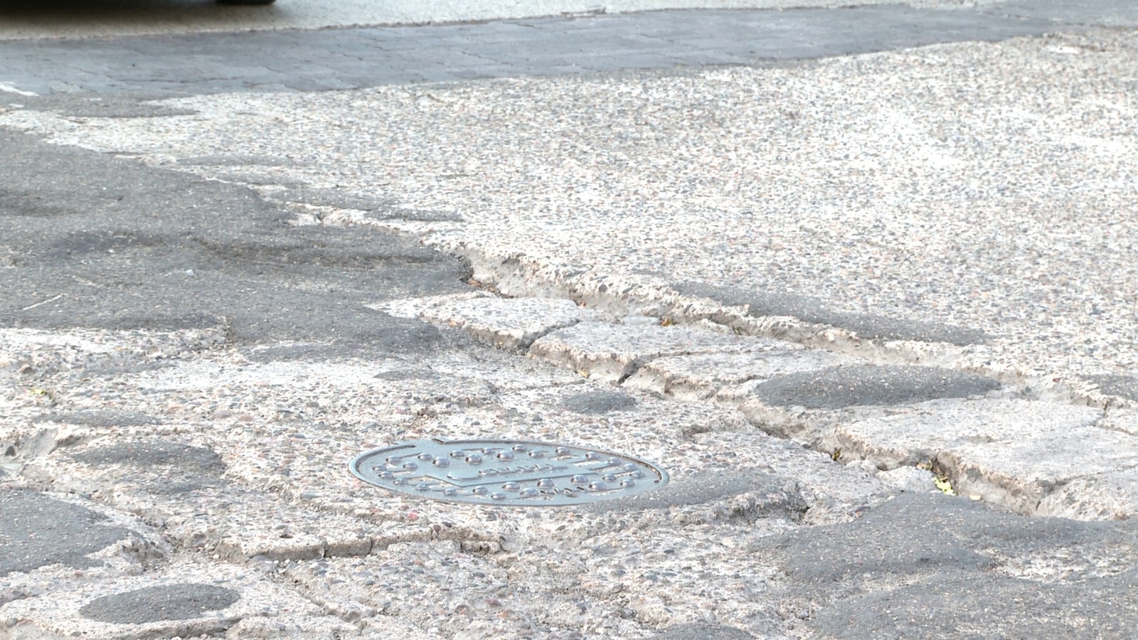 Calle dañada en Zona Romántica