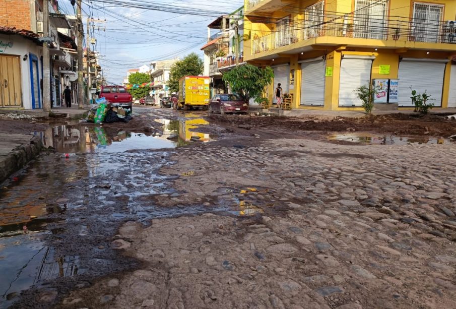 Calle enlodada por derrama de aguas negras