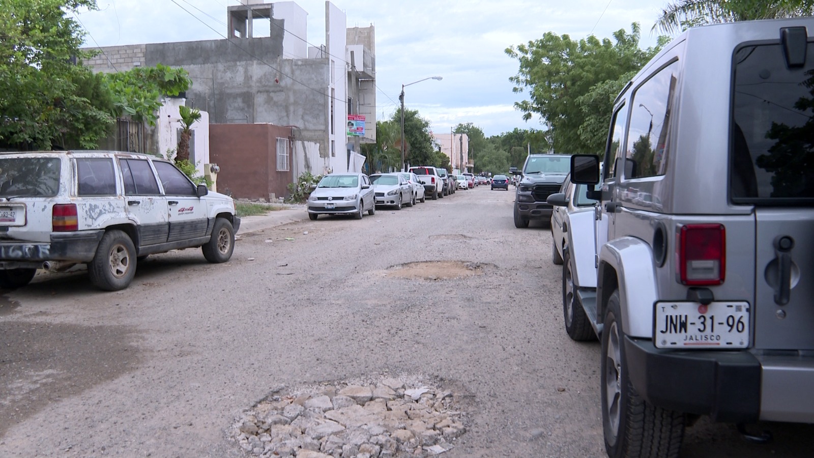 Calle repleta de baches