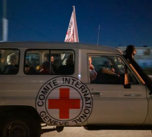 Camioneta de la Cruz Roja trasladando a rehenes liberados