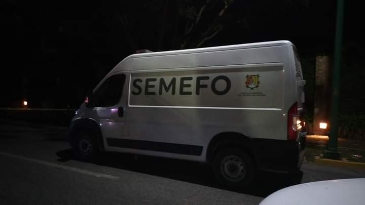 Camioneta de semefo en sitio de muerte